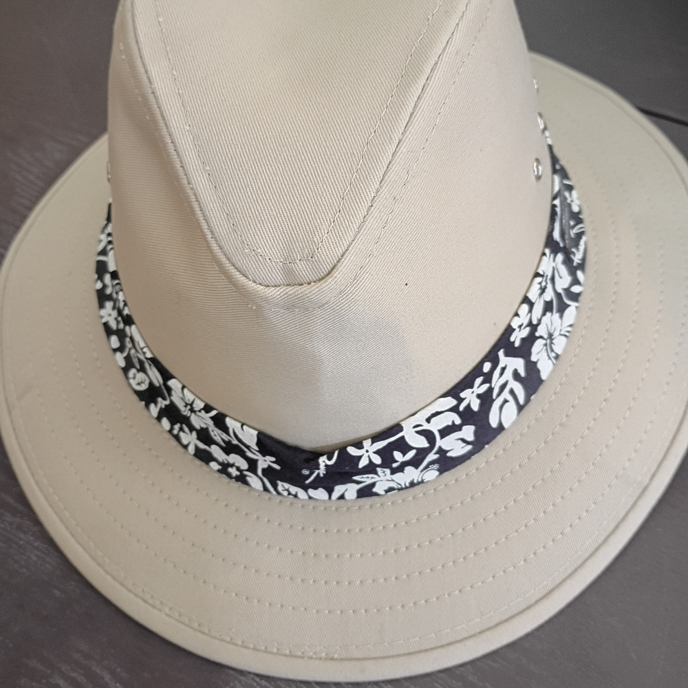 Panama Jack Beige Hat with Black and White Floral Band Large 7-1/4 - 7-3/8